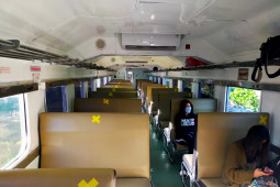 Penumpang kereta di Stasiun Jember sepi saat diberlakukan PPKM darurat