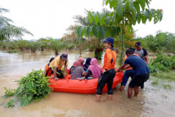 Tim gabungan evakuasi warga terjebak banjir di Abdya