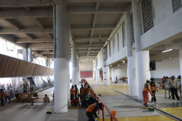 300 tempat tidur mulai dipasang di Rumah Sakit Lapangan Tembak Surabaya