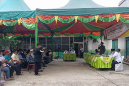 Diwarnai Isak, guru honor curhat di depan anggota DPRD Sumut
