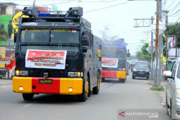 Polda semprotkan disinfektan di wilayah Kota Gorontalo