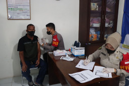 Polda Aceh vaksinasi vaksin COVID-19 sopir angkutan umum