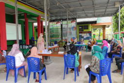 Tim PPDM Ubaya latih warga Bojonegoro buat kosmetik dengan bahan kelor