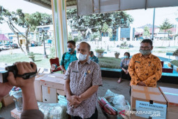 Belasan pelaku usaha kecil di Padangsidimpuan terima bantuan pemerintah