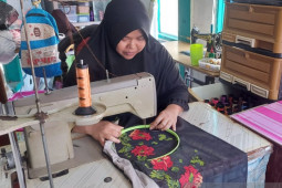 Perajin tengkuluk bordir Solok bertahan saat pendemi COVID-19