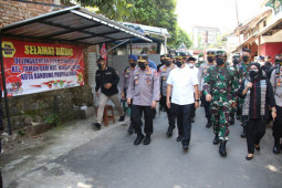 Kapolri dan Panglima tinjau pos penyekatan PPKM darurat di Jabar