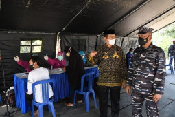 Danlantamal V tinjau pelaksanaan vaksinasi di Madiun