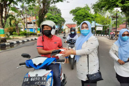 GOW Balangan bagikan masker dan makanan kepada warga