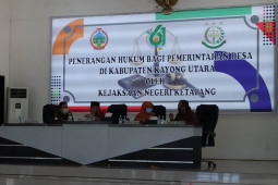 Wabup Kayong Utara ingatkan kepala desa tidak selewengkan kewenangan