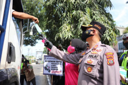 Kapolres Langkat pimpin pemberian ratusan masker kepada warga