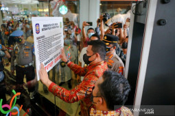 Nunggak pajak Rp56 miliar, Wali Kota Medan segel Mal Center Point