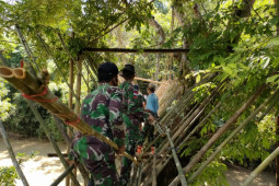 Satgas Pamtas bersama warga perbatasan perbaiki jembatan gantung