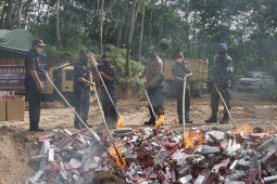 Bea Cukai Langsa musnahkan satu juta batang rokok ilegal