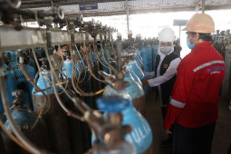 Khofifah ajak seluruh rumah sakit proaktif isi oksigen tabung langsung ke pabriknya