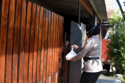 Polresta Cirebon beri bantuan warga yang isolasi mandiri