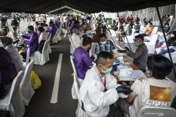 Vaksin COVID-19 dosis ketiga penting untuk lindungi nakes
