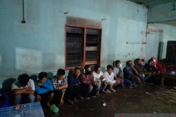 Sebagian diamankan, pengunjung Cafe Jati Angkola Timur ada yang berlarian saat ditertibkan