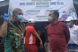 Kejati Kalbar laksanakan vaksinasi massal sekaligus membagikan sembako