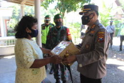 Polres Bondowoso bagikan 200 paket sembako terdampak PPKM darurat sekaligus sosialisasikan vaksinasi