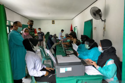 Sebanyak 230 dosis vaksin gratis untuk warga Kecamatan Batu Benawa