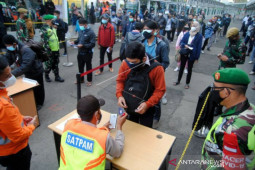 Hari pertama diberlakukan syarat STRP, pengguna KRL antri di Stasiun Bogor