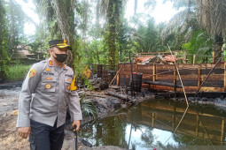 Polres Muarojambi dan tim terpadu tutup sumur minyak ilegal di Bahar Selatan