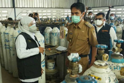 Khofifah minta forkopimda se-Jatim siagakan armada jamin ketersediaan oksigen rumah sakit