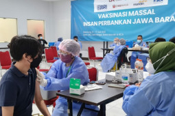 OJK Jabar dan empat bank vaksinasi massal sasar 11.600 peserta