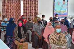 Penerima manfaat semua program pemerintah harus divaksin COVID-19
