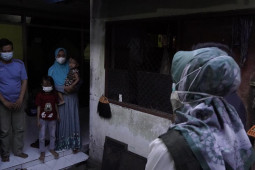 Ning Ita sambangi  warga yang lakukan isolasi mandiri