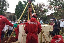 Pemadam kebakaran turun tangan bantu pemakaman jenazah yang berbobot 300 kg