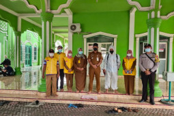 Masjid dan mussolla di Kecamatan Hinai disemprot disinfektan