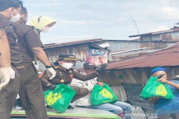 Kejati Kalsel susur sungai bagikan 3.000 sembako