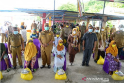 Warga Sumalata Timur terima bantuan pangan bersubsidi dari Pemprov