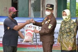 Korps Adhyaksa ribuan masker dan sembako