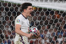 Ayah Harry Maguire cedera tulang rusuk terinjak-injak di kerusuhan final Euro 2020