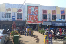 Pedagang non-bahan pokok di Palabuhanratu menolak tutup toko