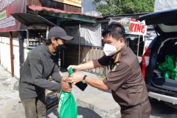 Asintel Kejati gunakan mobil penerangan hukum bagikan sembako ke masyarakat