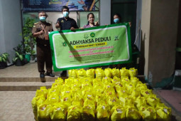 Kejati Jatim bagikan 20.400 paket sembako kepada warga terdampak pandemi