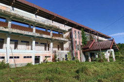 Stadion Simeulue memperihatinkan, bangunan ditumbuhi semak belukar