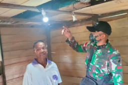 Satgas Pamtas bantu warga perbatasan pasang instalasi listrik