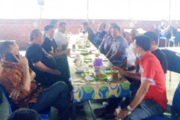 Ketua FPG DPRD Labura bincang soal kewartawanan dengan Ketua PWI Sumut