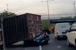 Seorang tewas dalam kecelakaan mobil dengan truk kontainer di Surabaya