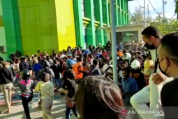 Petugas bubarkan usaha ribuan warga untuk dapatkan vaksin