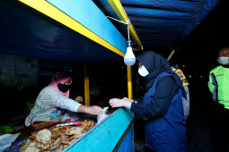 ASN borong dagangan warung kecil, cara Banyuwangi bantu pedagang terdampak PPKM