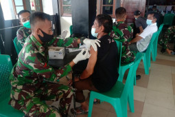 Yonif 645/Gardatama vaksinasi massal sasar pekerja migran