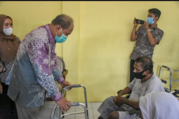 Pemkot Tebing Tinggi serahkan alat bantu  untuk disabilitas