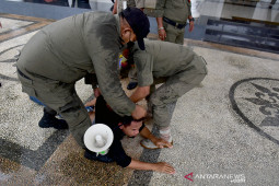 FOTO - Ketika demo kritisi PPKM Mikro di Ambon dibubarkan aparat karena tidak ada izin