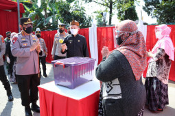 Polri salurkan 1.000 paket sembako untuk warga terdampak PPKM di Bandung