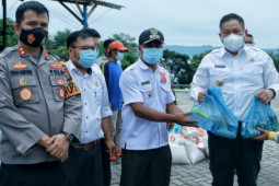 21 warga Silahisabungan jalani isoman, Satgas serahkan bantuan